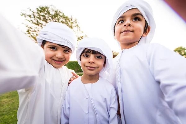 Grupo de niños de Oriente Medio en Dubai — Foto de Stock