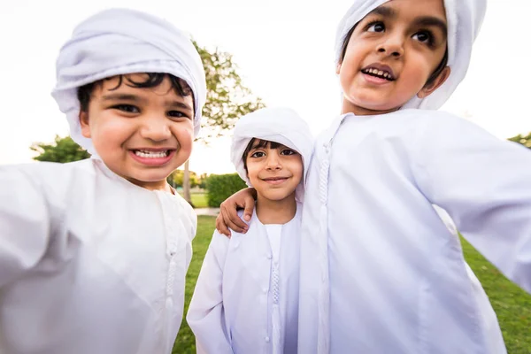 Grupo de niños de Oriente Medio en Dubai —  Fotos de Stock