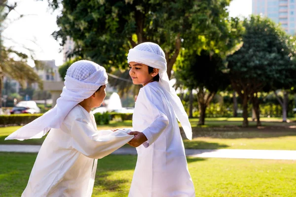 Grupo de crianças do Oriente Médio em Dubai — Fotografia de Stock