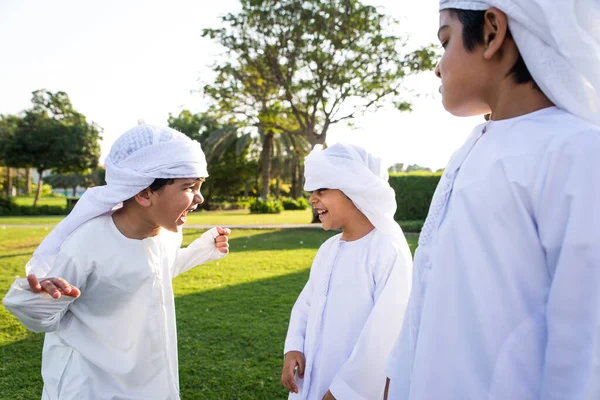 Grupo de crianças do Oriente Médio em Dubai — Fotografia de Stock
