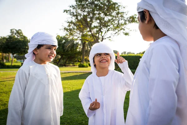 Grupo de crianças do Oriente Médio em Dubai — Fotografia de Stock