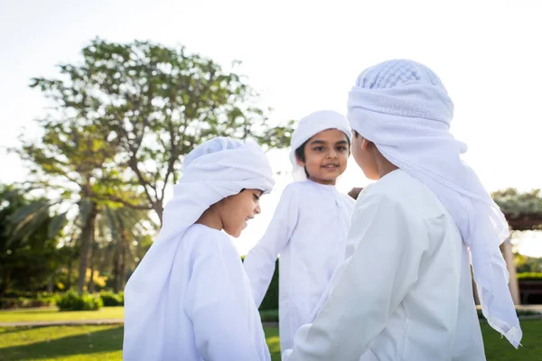 Grupo de crianças do Oriente Médio em Dubai — Fotografia de Stock