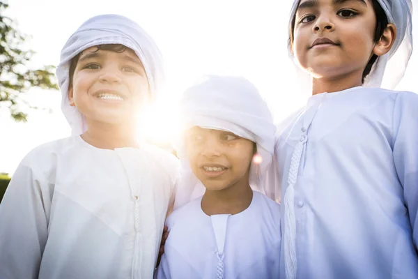 Grupo de niños de Oriente Medio en Dubai —  Fotos de Stock