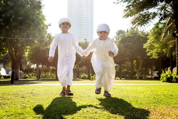 Group of middle eastern kids in Dubai — Stockfoto