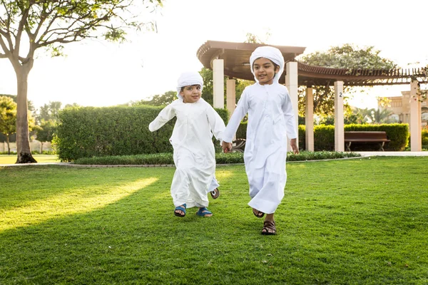 Grupo de crianças do Oriente Médio em Dubai — Fotografia de Stock
