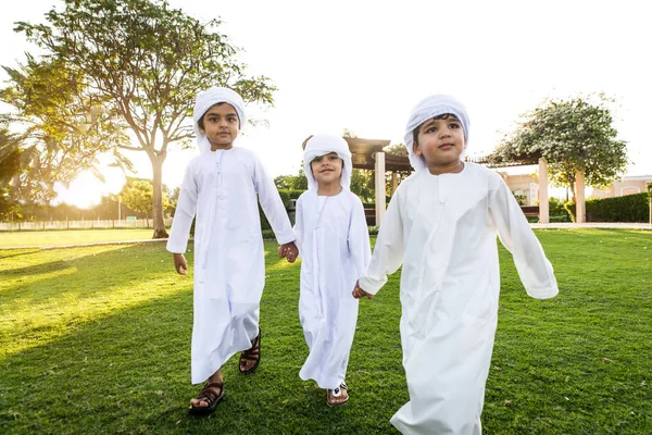 Grupo de crianças do Oriente Médio em Dubai — Fotografia de Stock