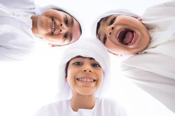 Grupo de niños de Oriente Medio en Dubai — Foto de Stock