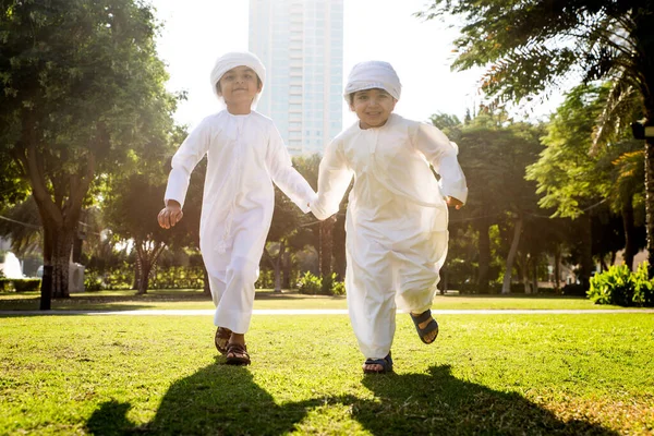 Grupa dzieci z Bliskiego Wschodu w Dubaju — Zdjęcie stockowe