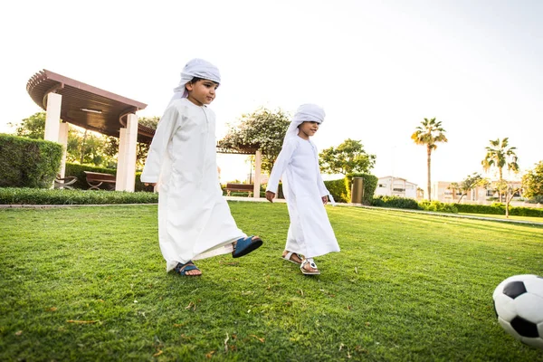 Ομάδα παιδιών της Μέσης Ανατολής στο Ντουμπάι — Φωτογραφία Αρχείου