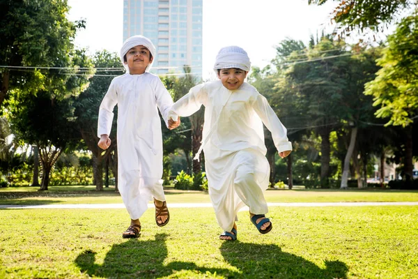 Grupo de crianças do Oriente Médio em Dubai — Fotografia de Stock