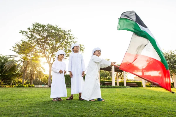 Группа детей с Ближнего Востока в Дубае — стоковое фото