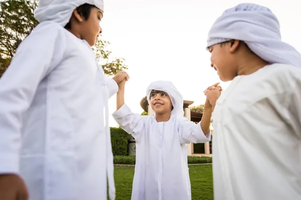 Grupo de niños de Oriente Medio en Dubai — Foto de Stock