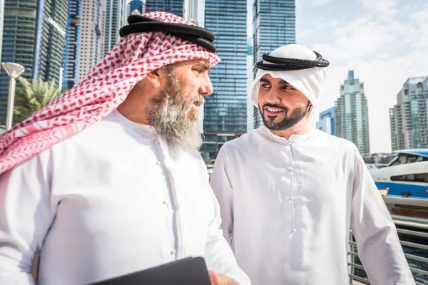 Uomini d'affari a Dubai — Foto Stock