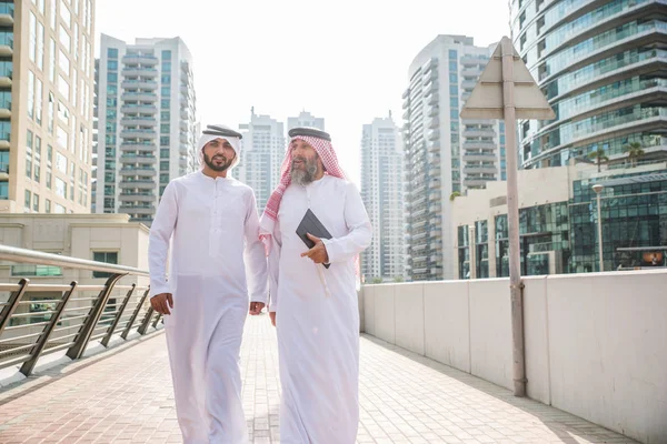 Empresarios en Dubai —  Fotos de Stock