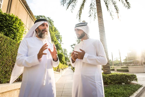 Uomini d'affari a Dubai — Foto Stock