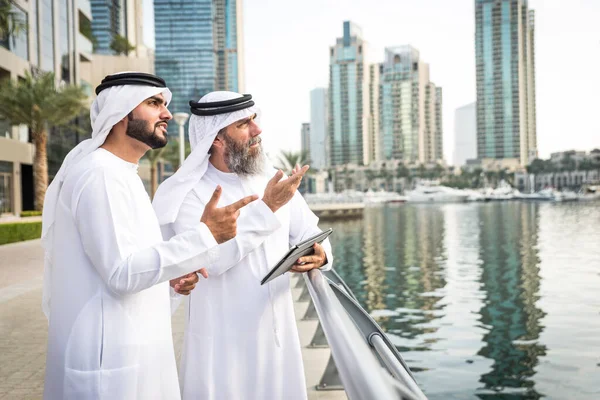 Üzletemberek Dubaiban — Stock Fotó