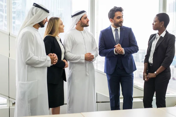 Reunión de negocios en Dubai —  Fotos de Stock