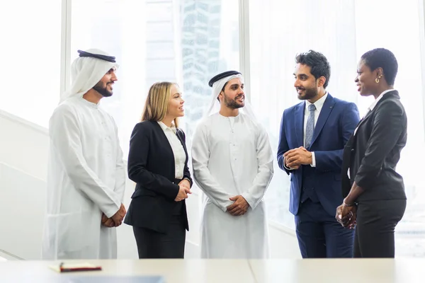 Reunión de negocios en Dubai —  Fotos de Stock