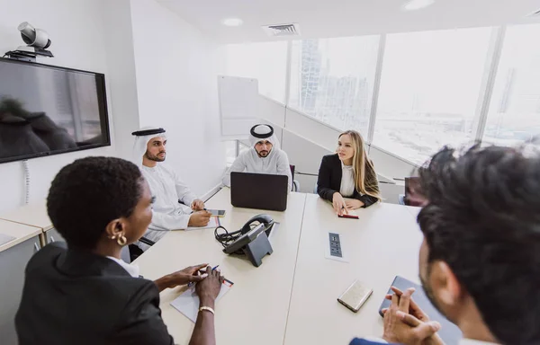 Reunión de negocios en Dubai —  Fotos de Stock