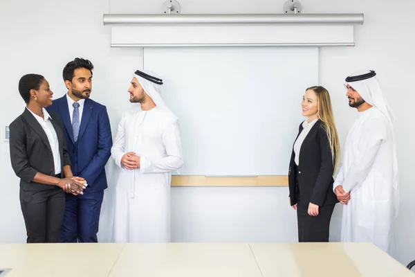 Reunión de negocios en Dubai —  Fotos de Stock