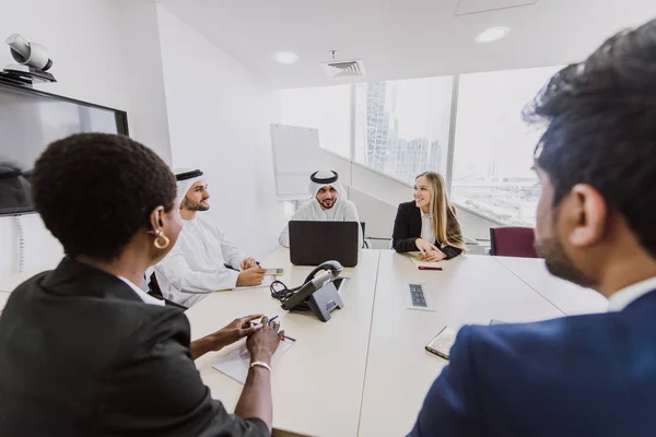 Reunión de negocios en Dubai —  Fotos de Stock