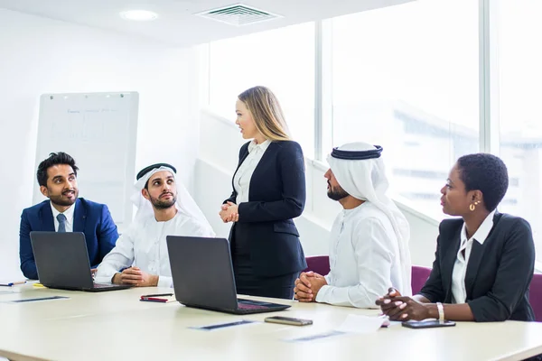 Reunión de negocios en Dubai — Foto de Stock