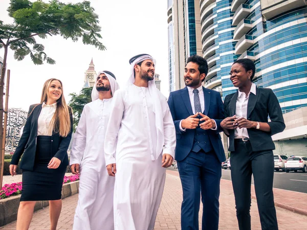 Gruppe von Geschäftsleuten in Dubai — Stockfoto