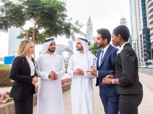 Gruppe von Geschäftsleuten in Dubai — Stockfoto