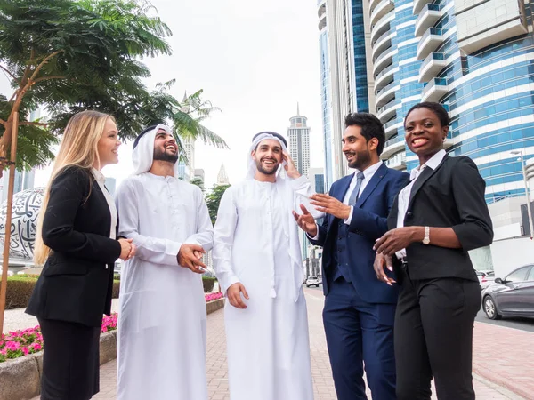 Grupo de empresários em Dubai — Fotografia de Stock