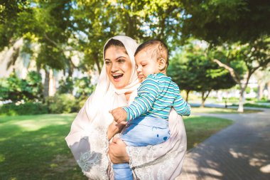 Arap anne ve küçük bebeği dışarıda oynuyorlar.