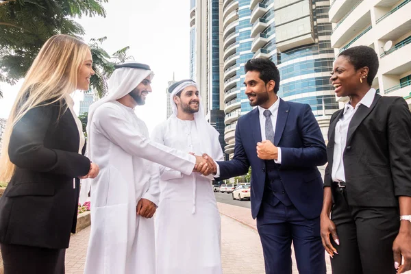 Grupo de empresários em Dubai — Fotografia de Stock