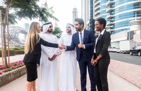 Grupo de empresarios en Dubai — Foto de Stock