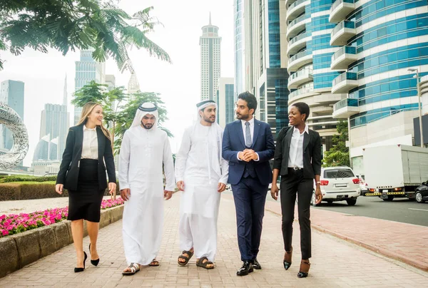 Grupo de empresários em Dubai — Fotografia de Stock