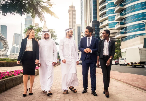 Gruppo di uomini d'affari a Dubai — Foto Stock
