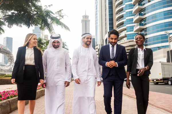Группа бизнесменов в Дубае — стоковое фото