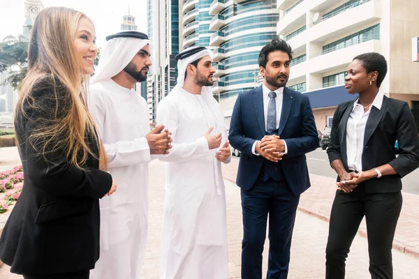 Ομάδα επιχειρηματιών στο Ντουμπάι — Φωτογραφία Αρχείου