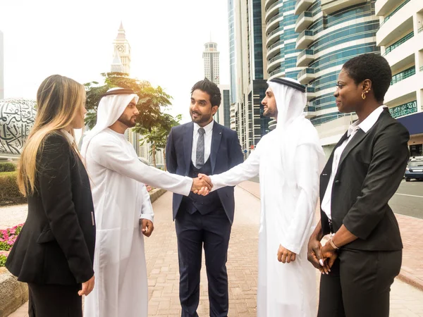 Grupo de empresarios en Dubai — Foto de Stock