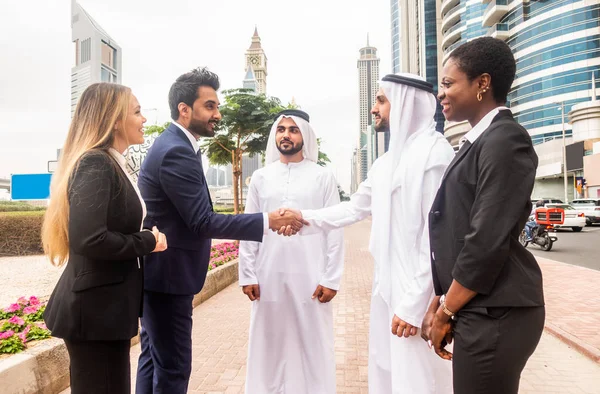 Gruppe von Geschäftsleuten in Dubai — Stockfoto