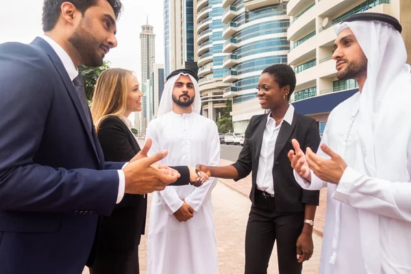 Ομάδα επιχειρηματιών στο Ντουμπάι — Φωτογραφία Αρχείου