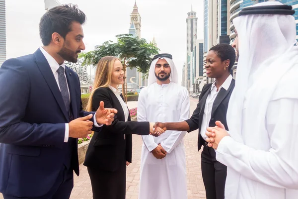 Grupo de empresarios en Dubai — Foto de Stock