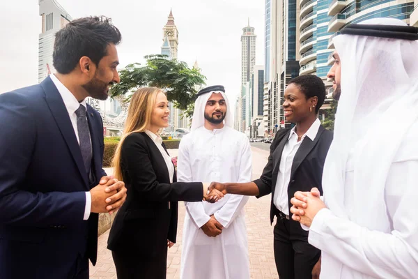 Gruppe von Geschäftsleuten in Dubai — Stockfoto