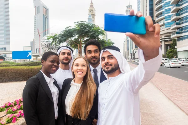 Grupo de empresários em Dubai — Fotografia de Stock