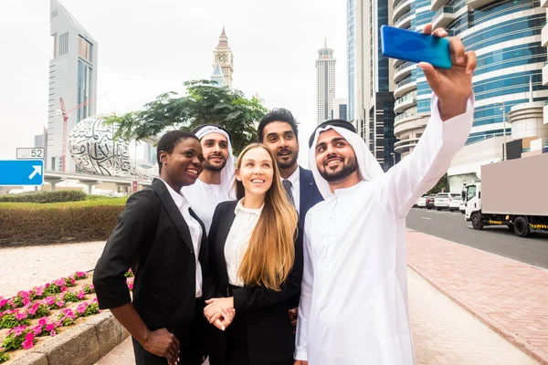 Grupo de empresarios en Dubai — Foto de Stock