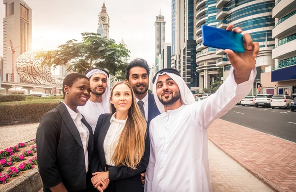 Grupo de empresarios en Dubai — Foto de Stock