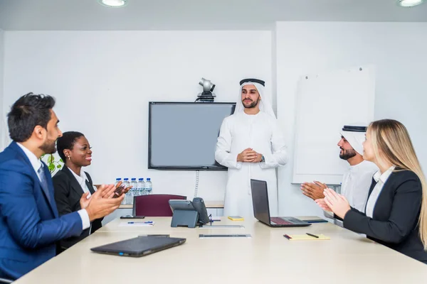 Reunión de negocios en Dubai —  Fotos de Stock