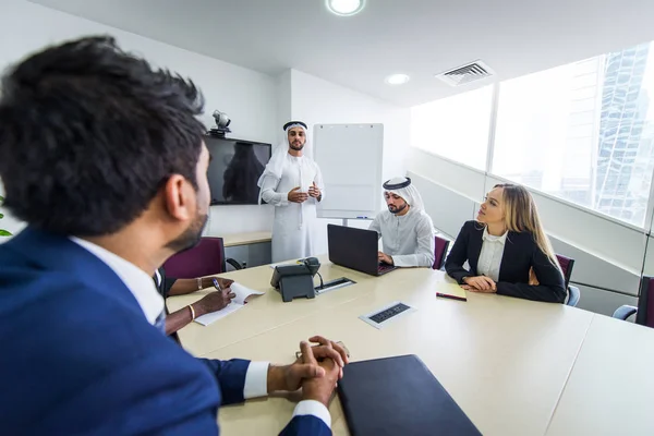 Reunión de negocios en Dubai —  Fotos de Stock