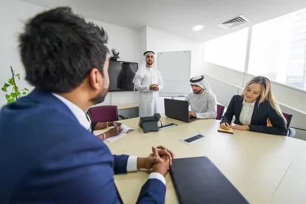 Reunión de negocios en Dubai —  Fotos de Stock