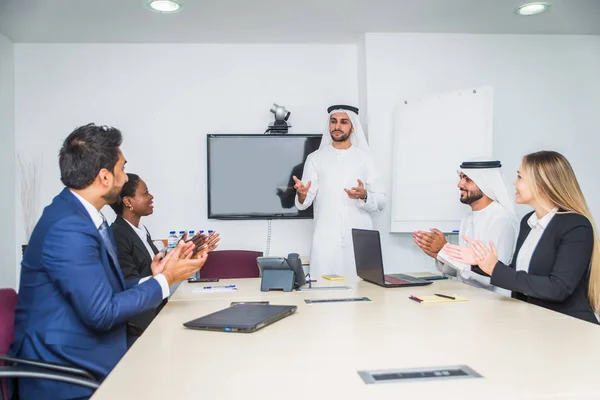 Reunión de negocios en Dubai —  Fotos de Stock