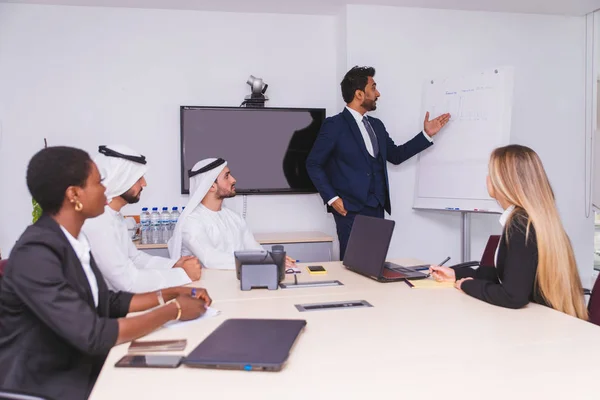 Reunión de negocios en Dubai — Foto de Stock