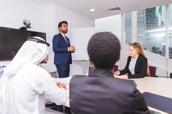 Reunión de negocios en Dubai —  Fotos de Stock